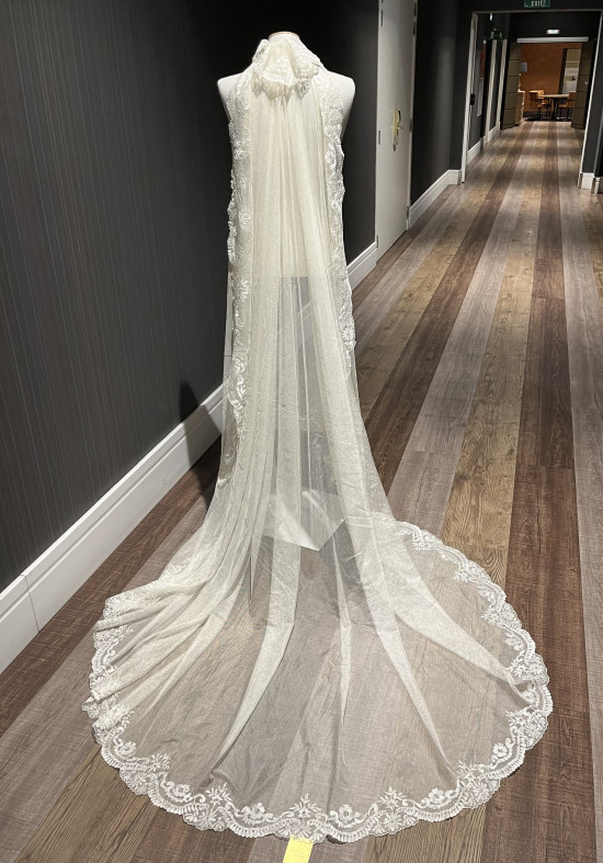 MANTILLA STRAUSS- ESPERANZA BERTRAN-GOLD-NOVIA
